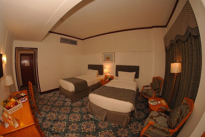 Room 11 of 32