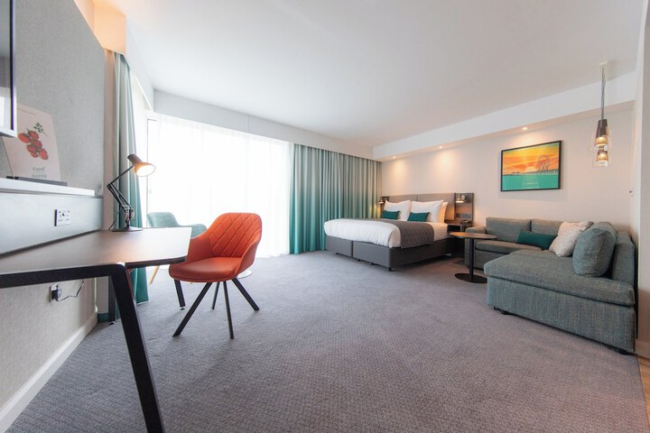 Room 18 of 120