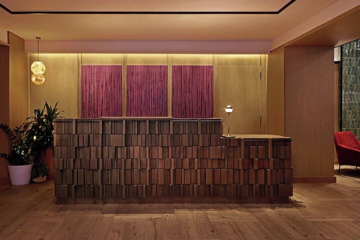 Lobby lounge