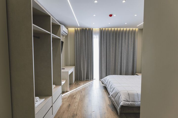 Room 8 of 18