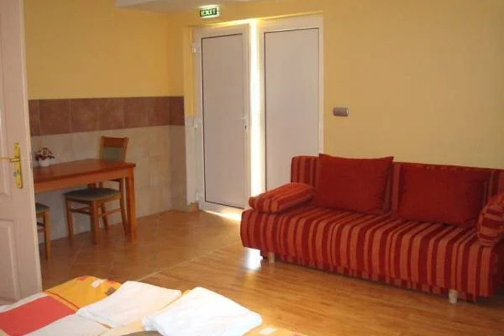 Room 6 of 18