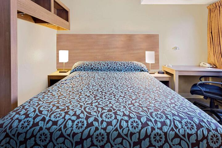 1 King Bed (5 of 5)