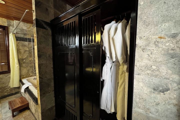 Room 6 of 84