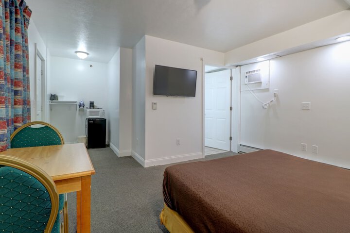 1 Queen Bed (5 of 11)