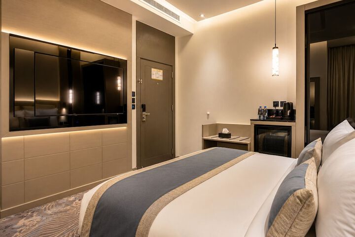 Room 14 of 32