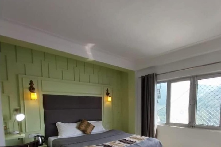 Room 6 of 16