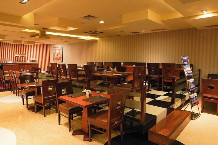 Dining 29 of 52