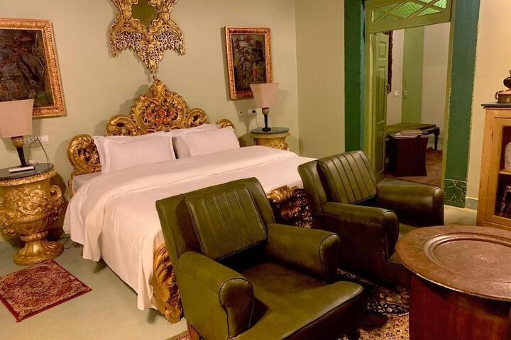 Room 2 of 10