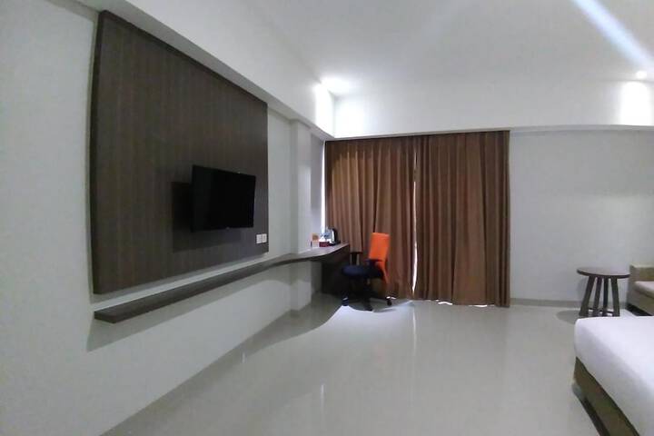 Room 25 of 77