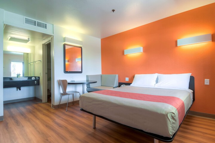 1 Queen Bed (2 of 3)