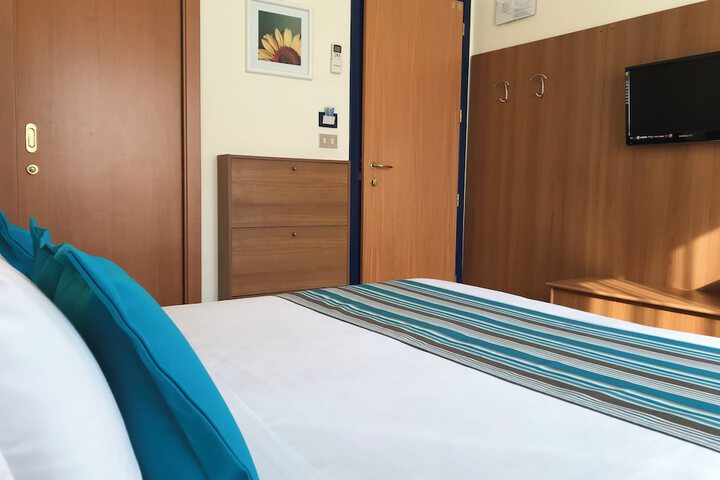 Room 47 of 102