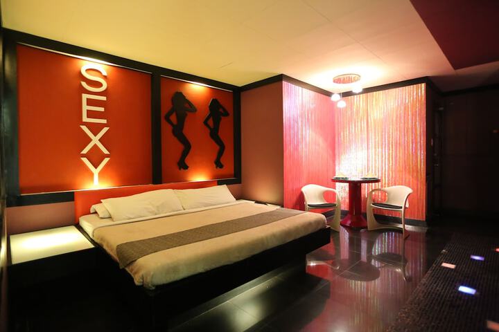Room 27 of 34