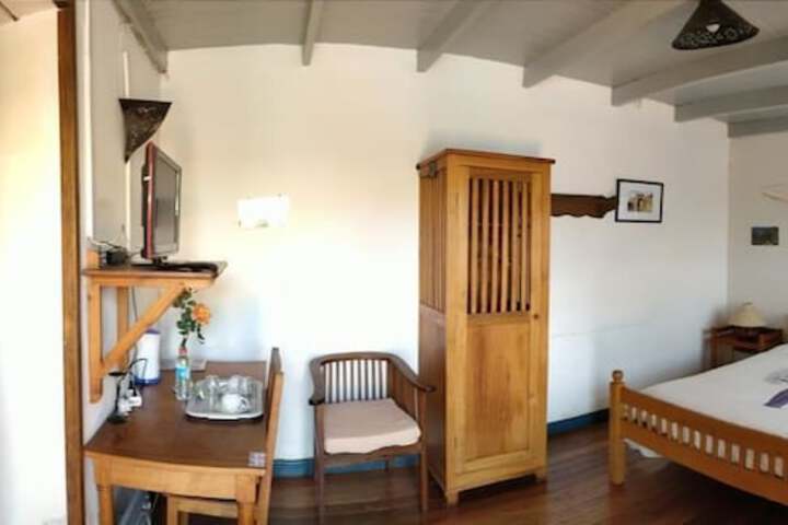 Room 4 of 33