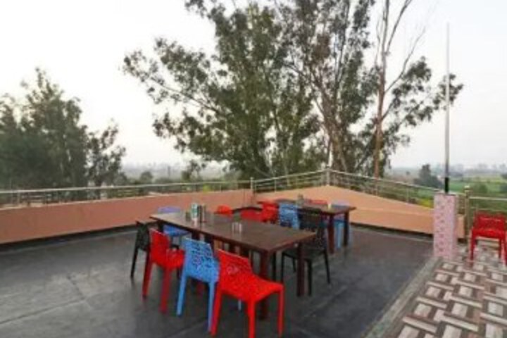OYO 27763 TR HOTEL