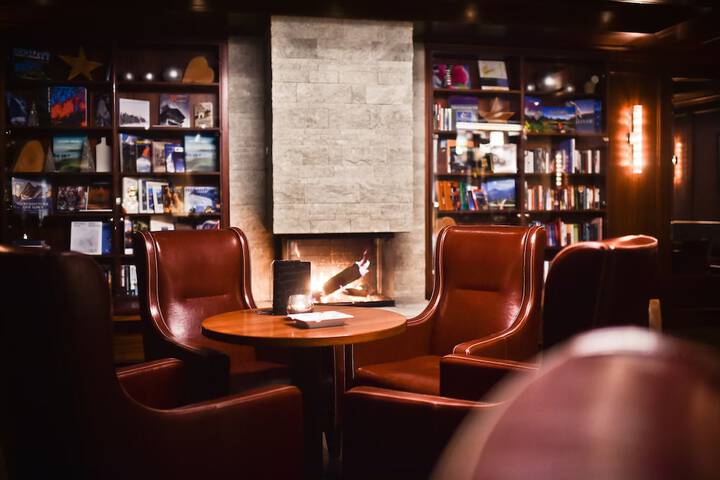 Lounge 93 of 102