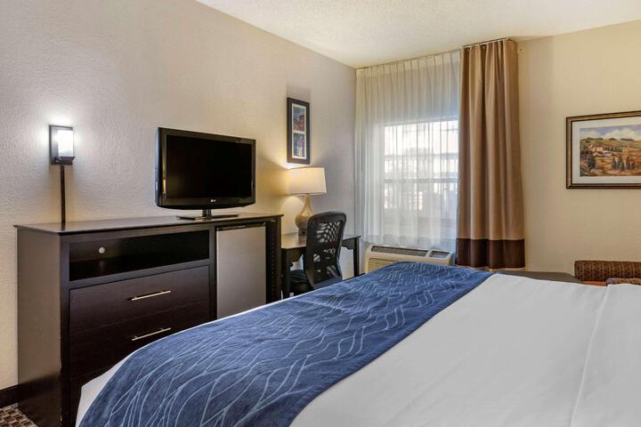1 King Bed (2 of 16)