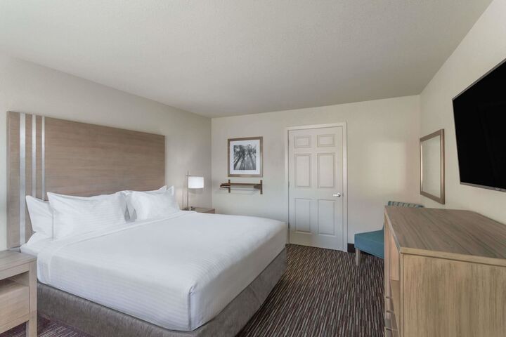 1 King Bed (3 of 3)