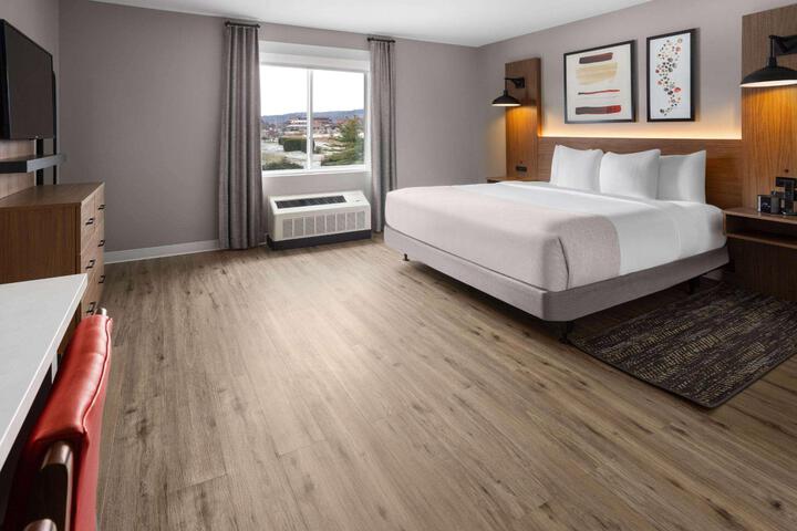 1 King Bed (7 of 16)