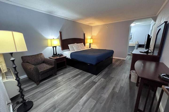 Deluxe King Bed (3 of 5)
