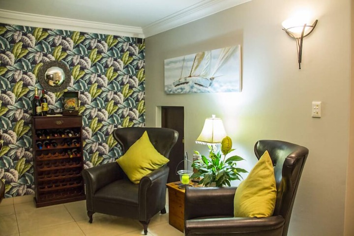 Lounge 49 of 58