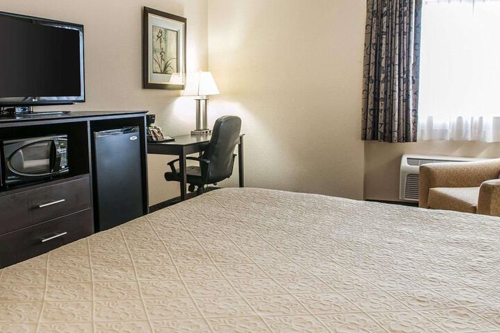 1 King Bed (6 of 8)