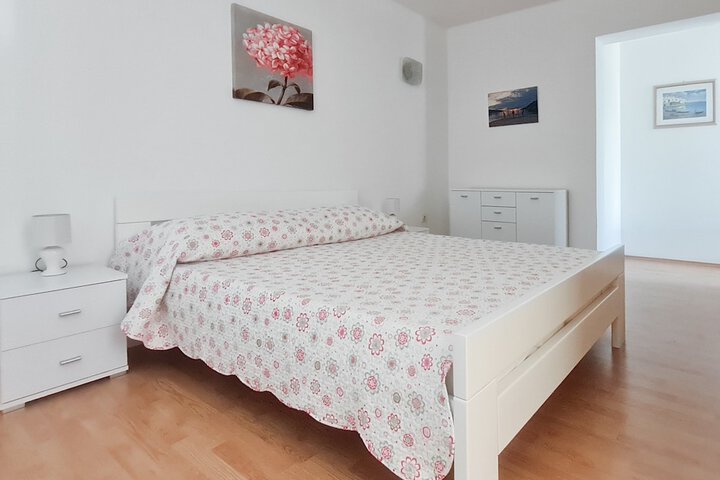 Room 2 of 54