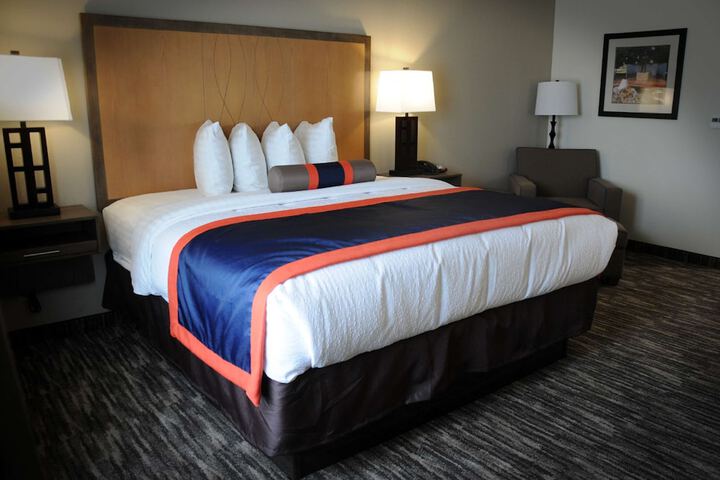 1 King Bed Microwave and Refrigerator WiFi Full Breakfast (13 of 14)