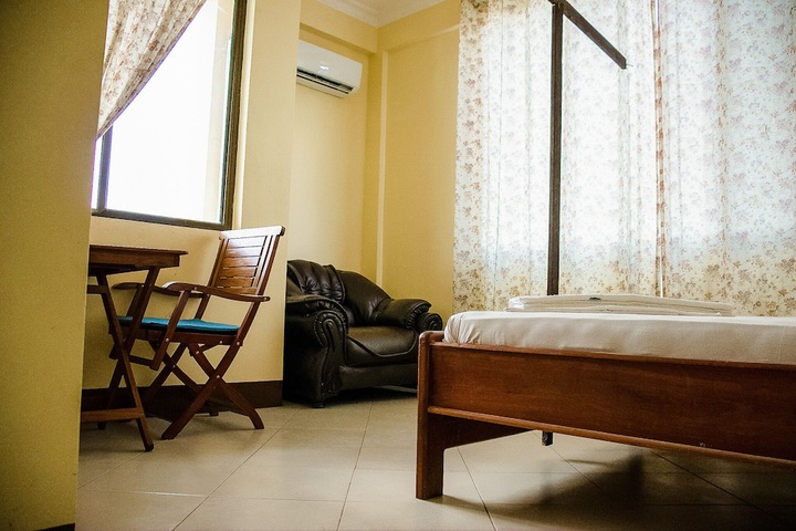 Room 5 of 8