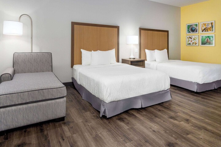 2 Queen Beds (2 of 26)