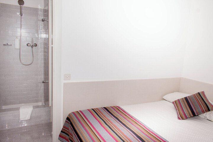 Room 33 of 98