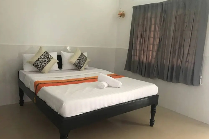 Room 5 of 8
