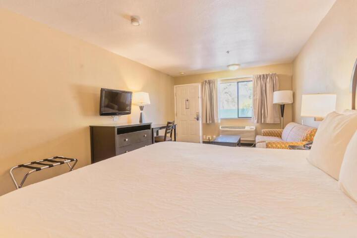 1 King Bed (2 of 3)
