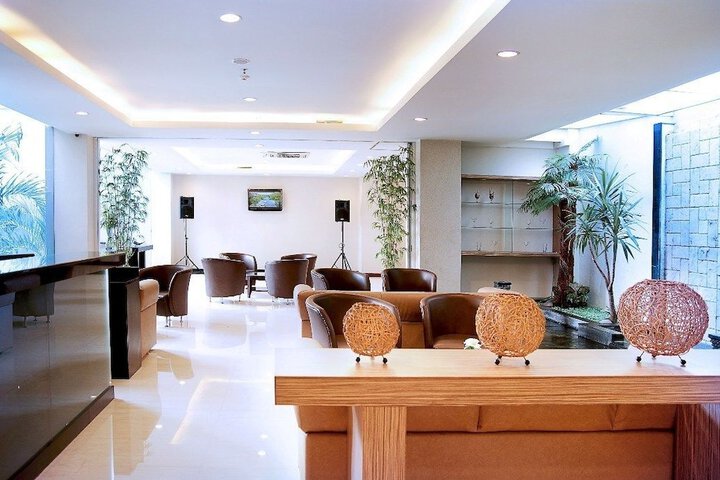 Lounge 9 of 14