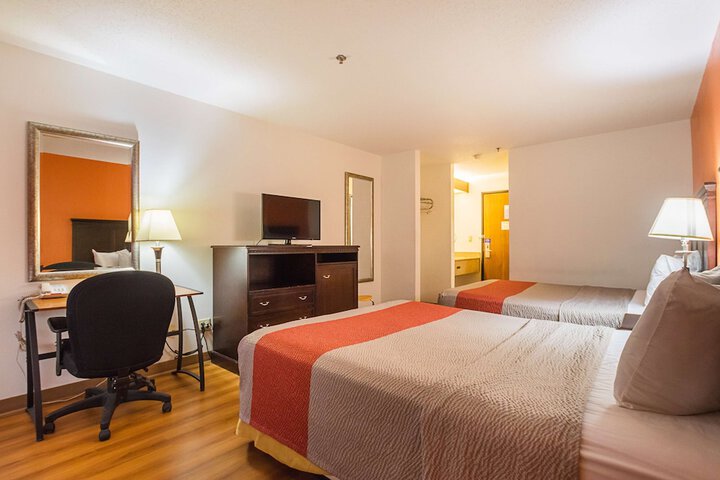 2 Queen Beds (5 of 13)