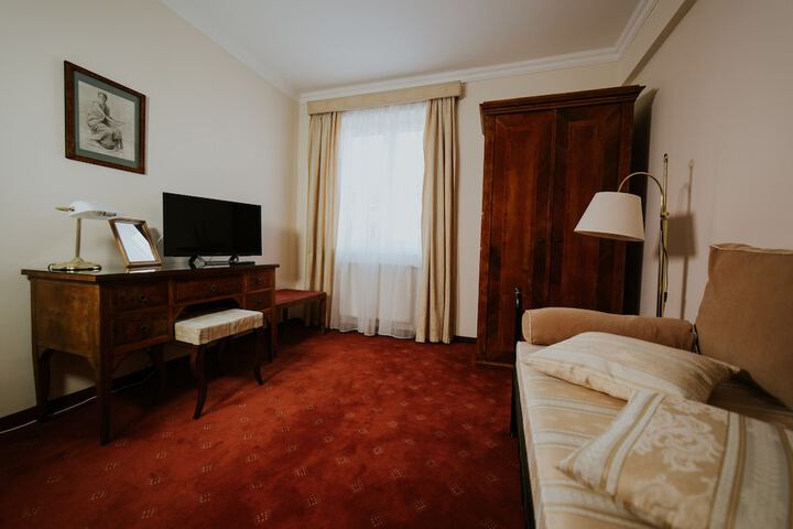 Room 4 of 32