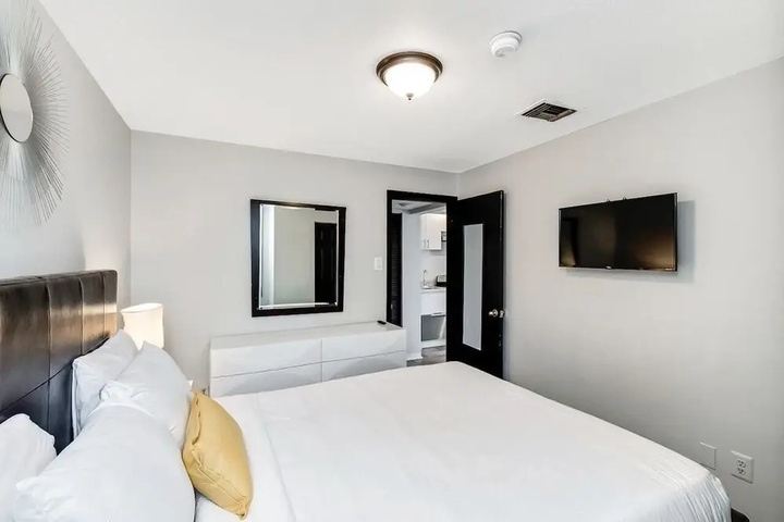 Room 4 of 10