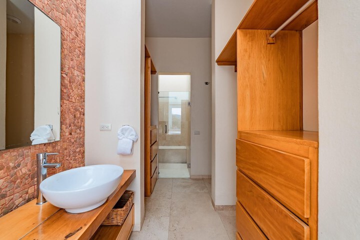 Room 28 of 60
