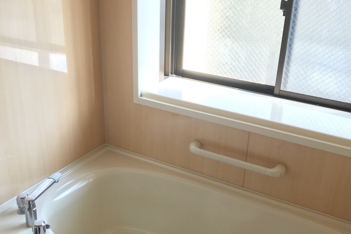 Deep soaking bathtub