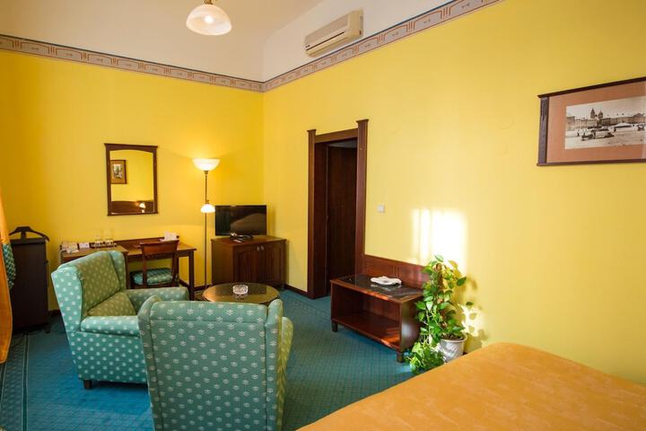 Room 27 of 61