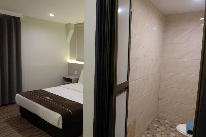 Room 13 of 36