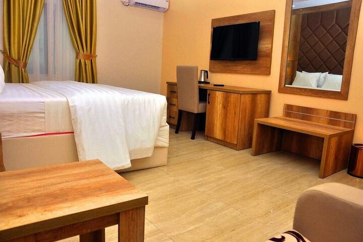 Room 5 of 11