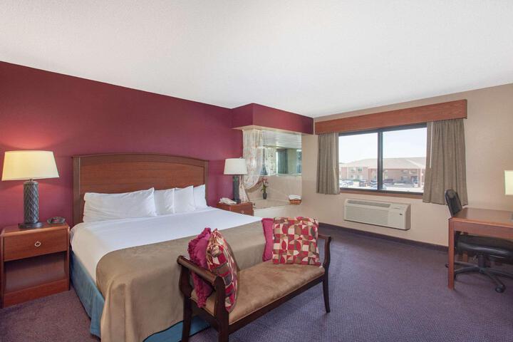 1 King Bed West Building 1st Floor (12 of 17)
