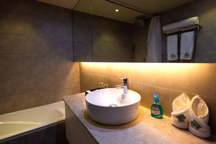 Room 16 of 36