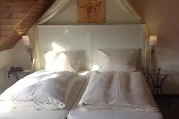 Room 4 of 8