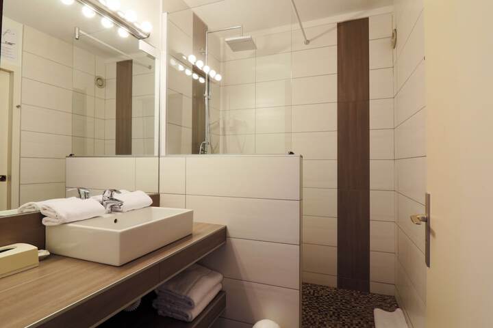 Room 30 of 48