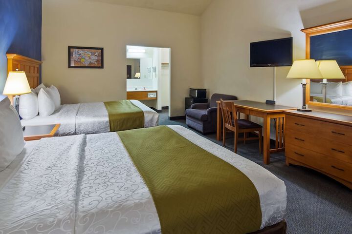 1 Queen Accessible Roll in Shower Desk Microwave, Refrigerator WiFi Continentalbreakfas (17 of 20)