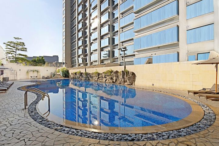 Hotel Pool