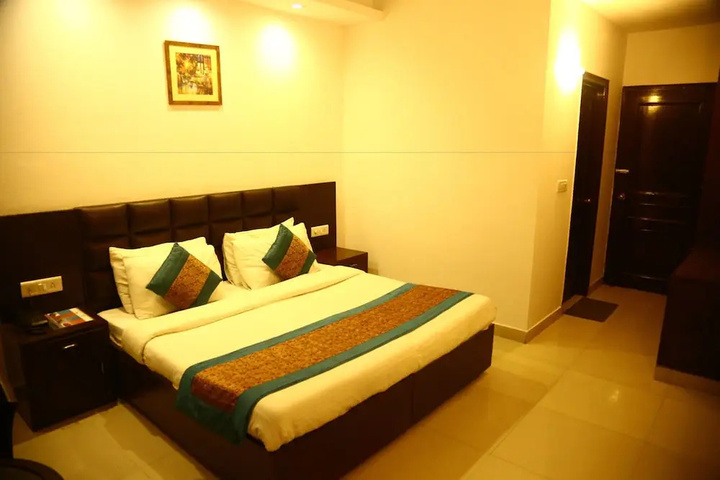 Room 5 of 16