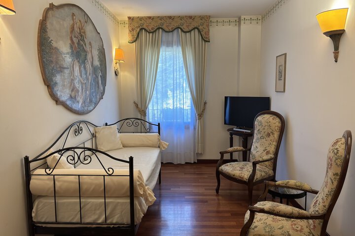 Room 83 of 177
