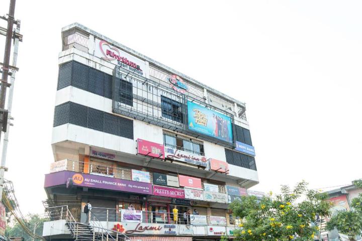 Capital O 65402 Hotel Laxmi Inn